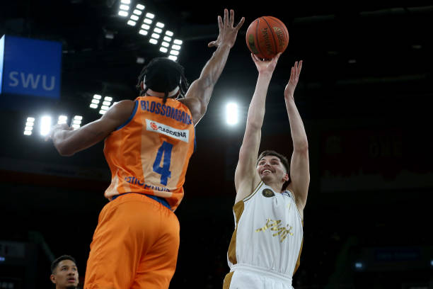 以及他与两 以及他与两